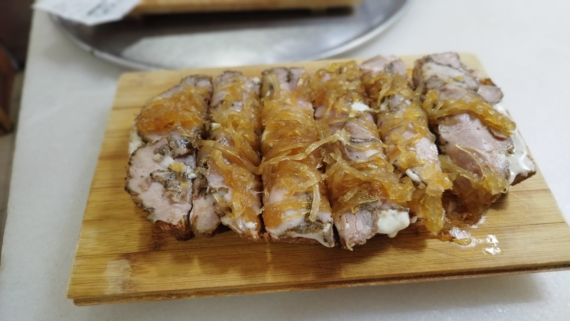 Carne mechada con salsa de cebolla
