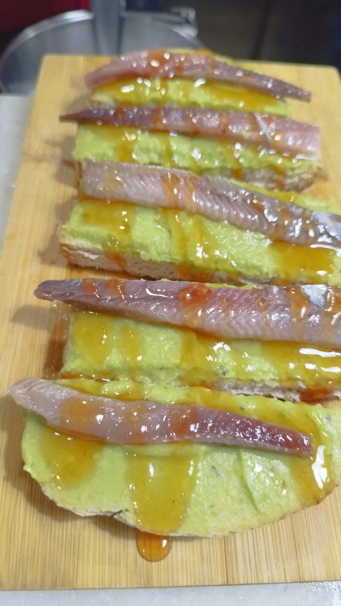 Sardinas ahumadas con guacamole y mermelada de tomate