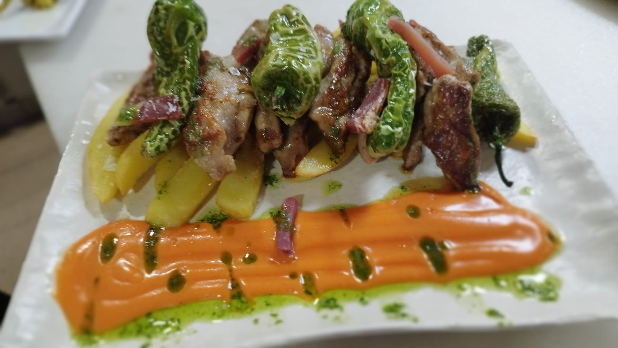 Lagarto ibérico con pimientos, jamón y salmorijo