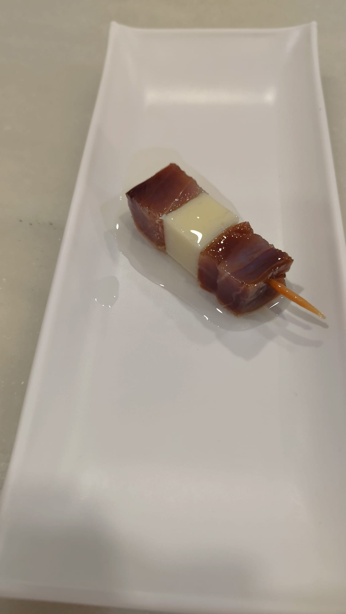 Banderillas de atún y queso