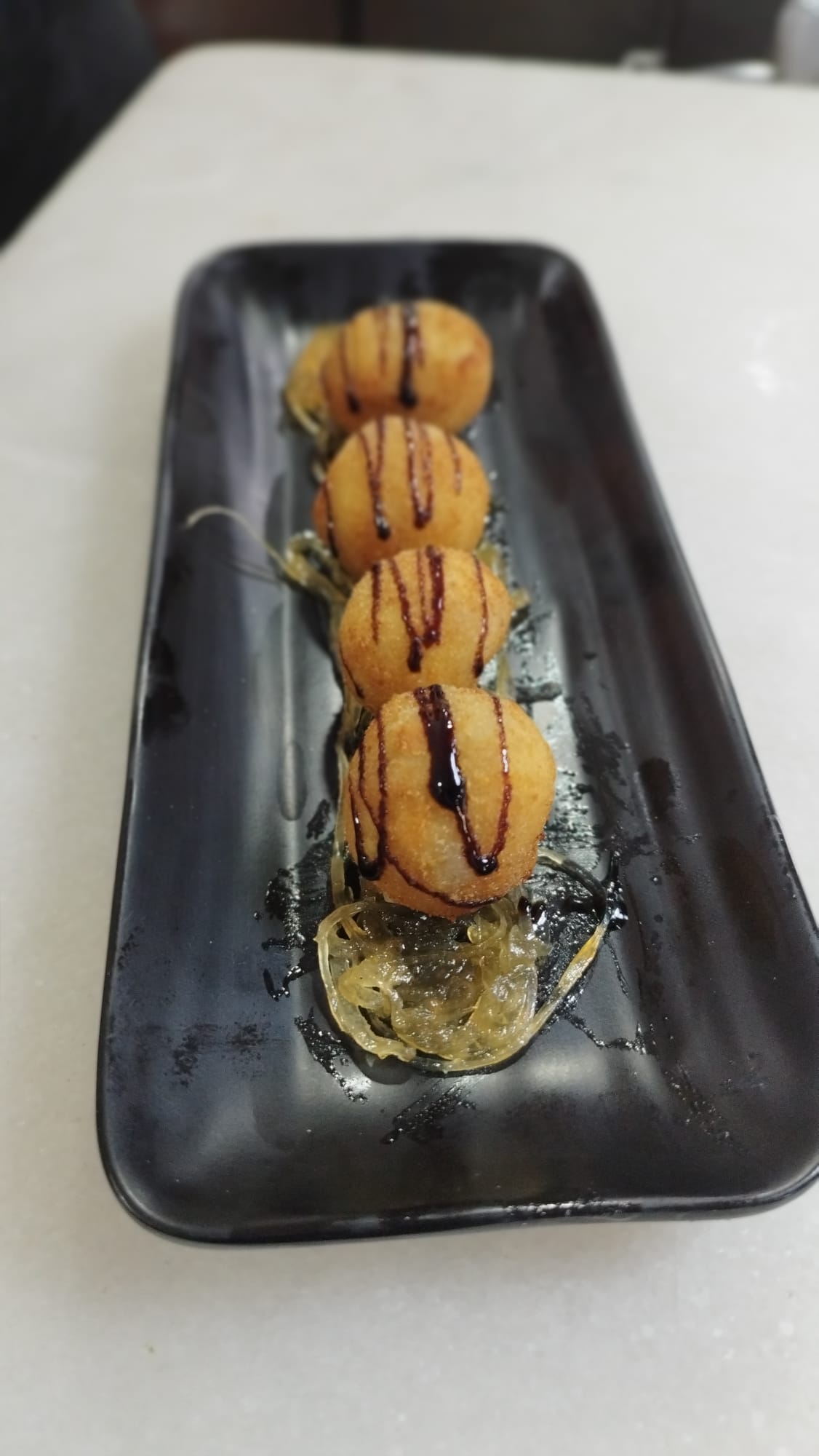 Bolitas de queso de cabra con cebolla caramelizada